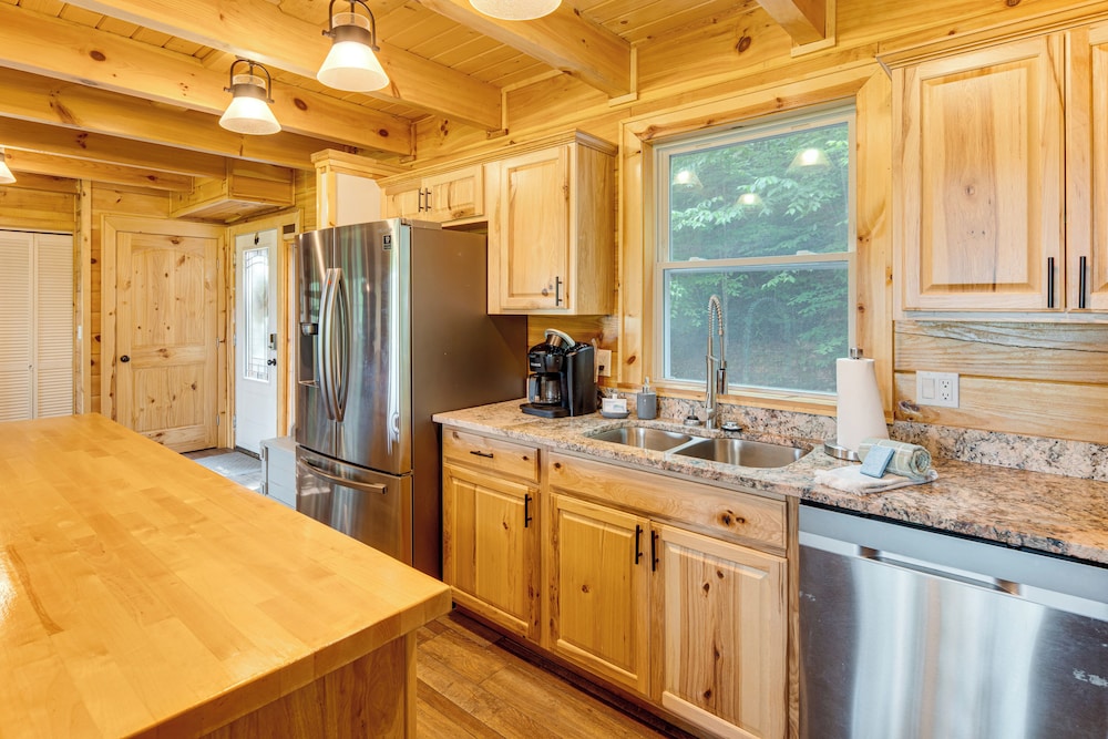 Waynesville Romantic Hideaway w/ Private Hot Tub