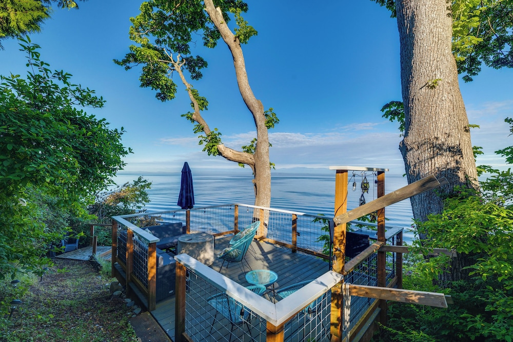 Stunning Semiahmoo Bay Views: Spacious PNW Home