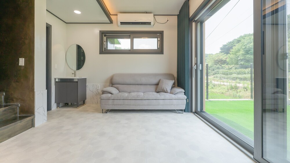 Taean Aloha Oe Pet Pool Villa