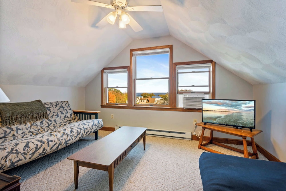 Nubble View Home for 10