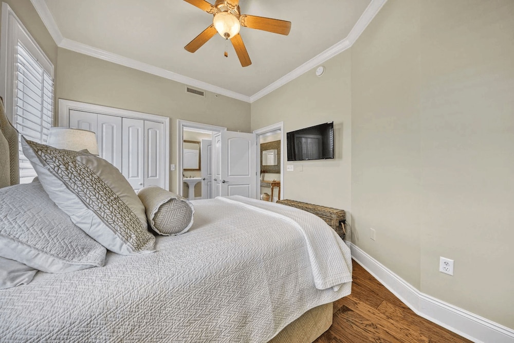Salt Water Express by Avantstay Top Floor Corner Unit Adagio
