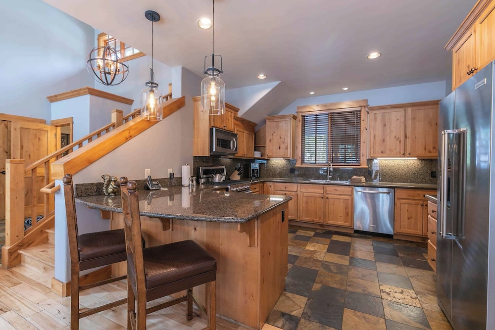 Lake Tahoe Vacations - The Cottages at Old Greenwood - Property Image 6