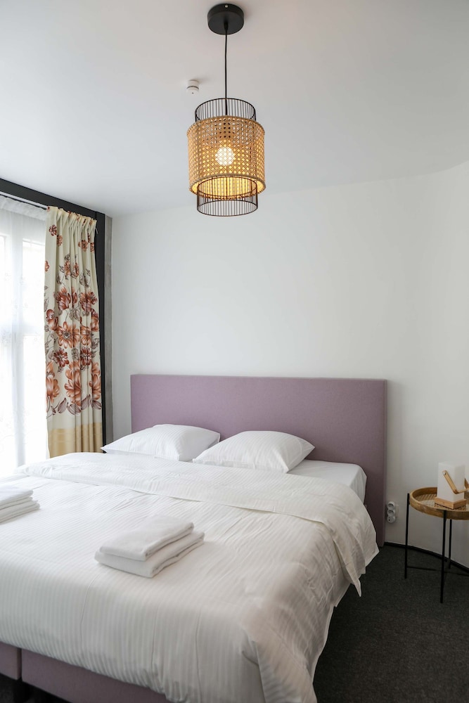 Kamiel -belle Epoque Apartment With Modern Comfort