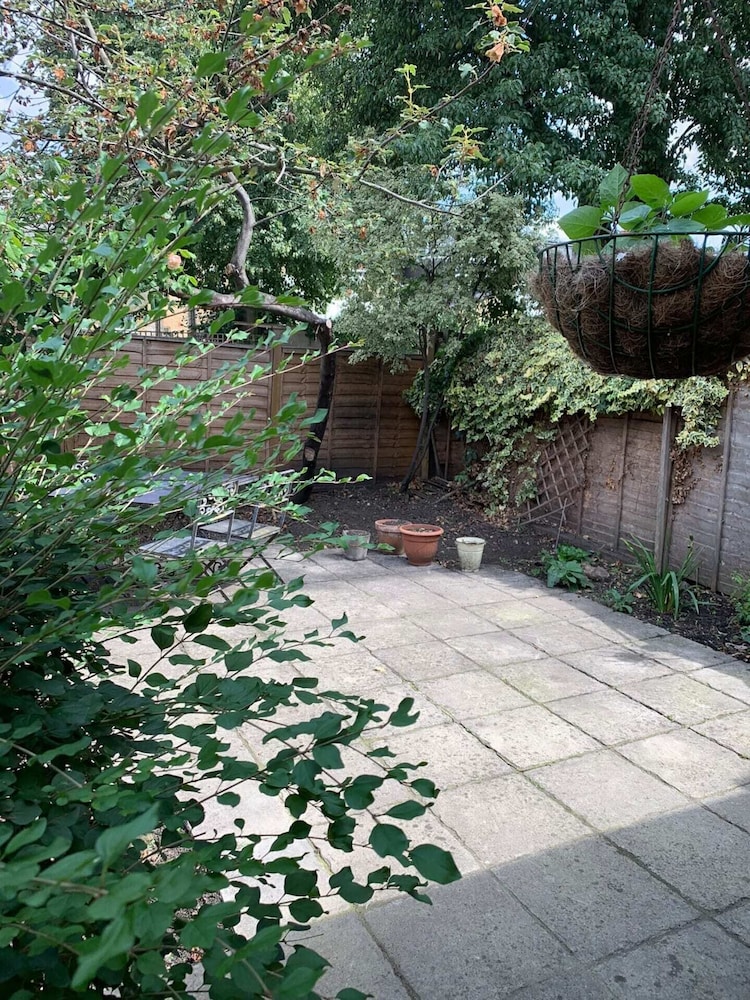 Charming 2 Bedroom Home 3 Near Arsenal Station