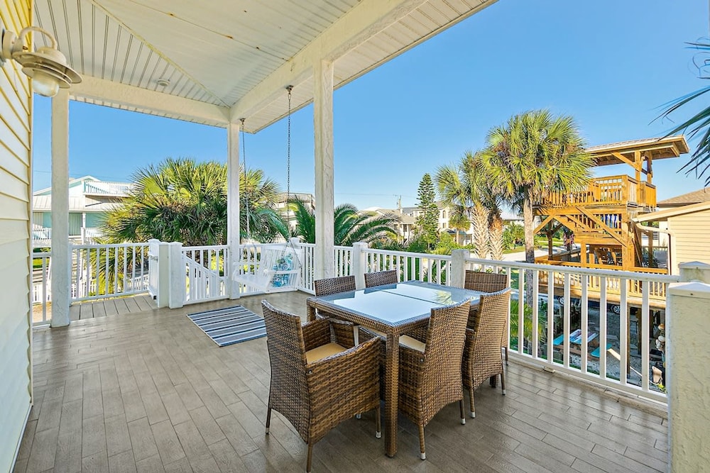 Perfect Beach House 2min Walk With Heated Pool and Hot Tub 4 bed 3 Bath With Pet Friendly