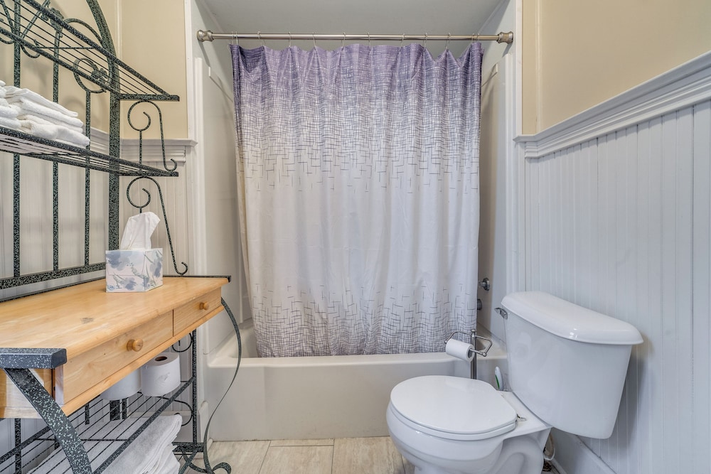 Walk to Garden & Restaurants: Zanesville Apartment