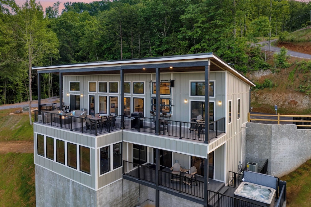 Luxury Group Retreat w/ Indoor Pool, Arcade & 56-mile Views Grand Vista Retreat