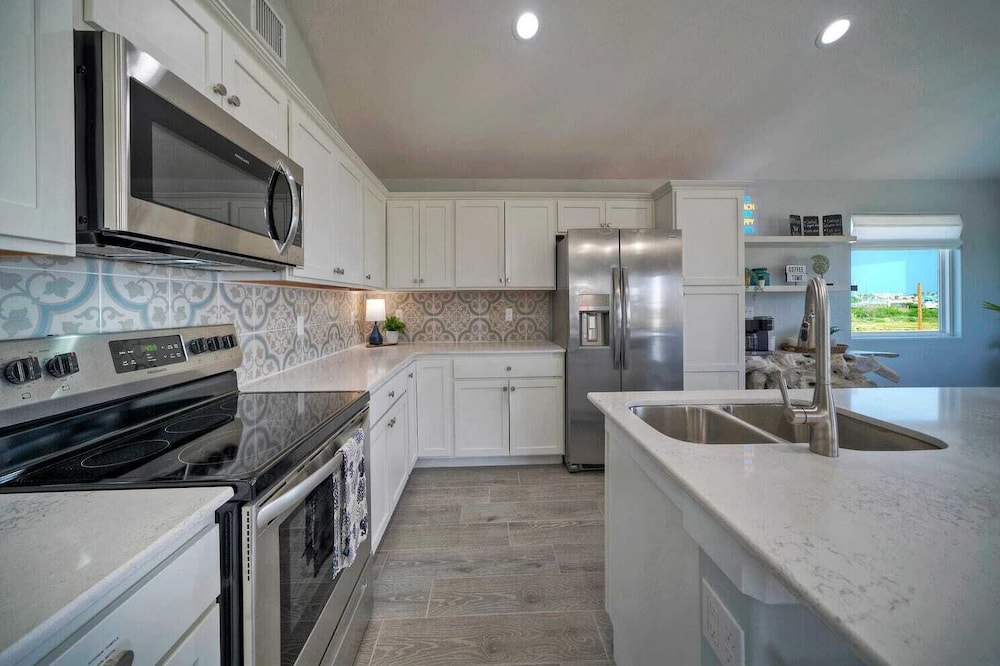 Sleeps 24 2 Homes, Priv Pool, Swing Bar, Patio Lounge Near Nature Preserve