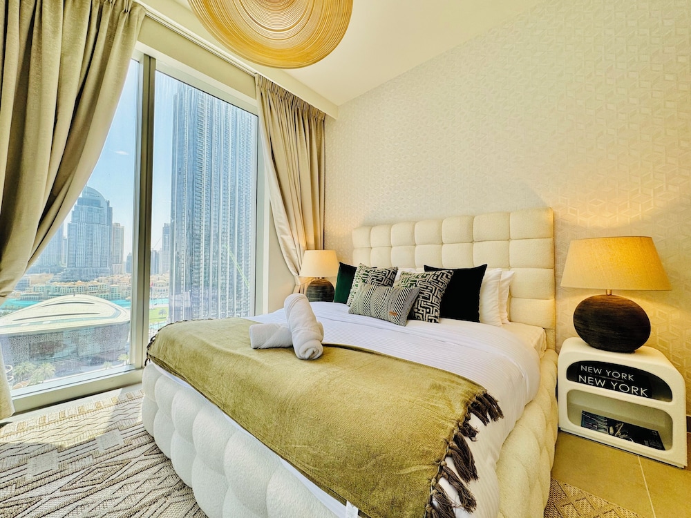 Venduras - Luxe 4BR Opera & Burj Views