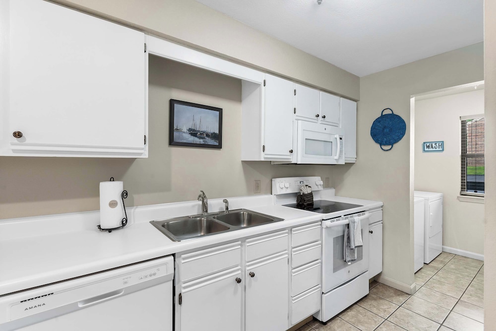 Ron's Retreat Stay for 6 With Resort Amenities
