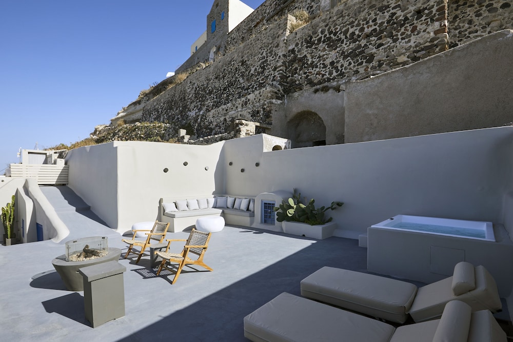 Luna Santorini Suites