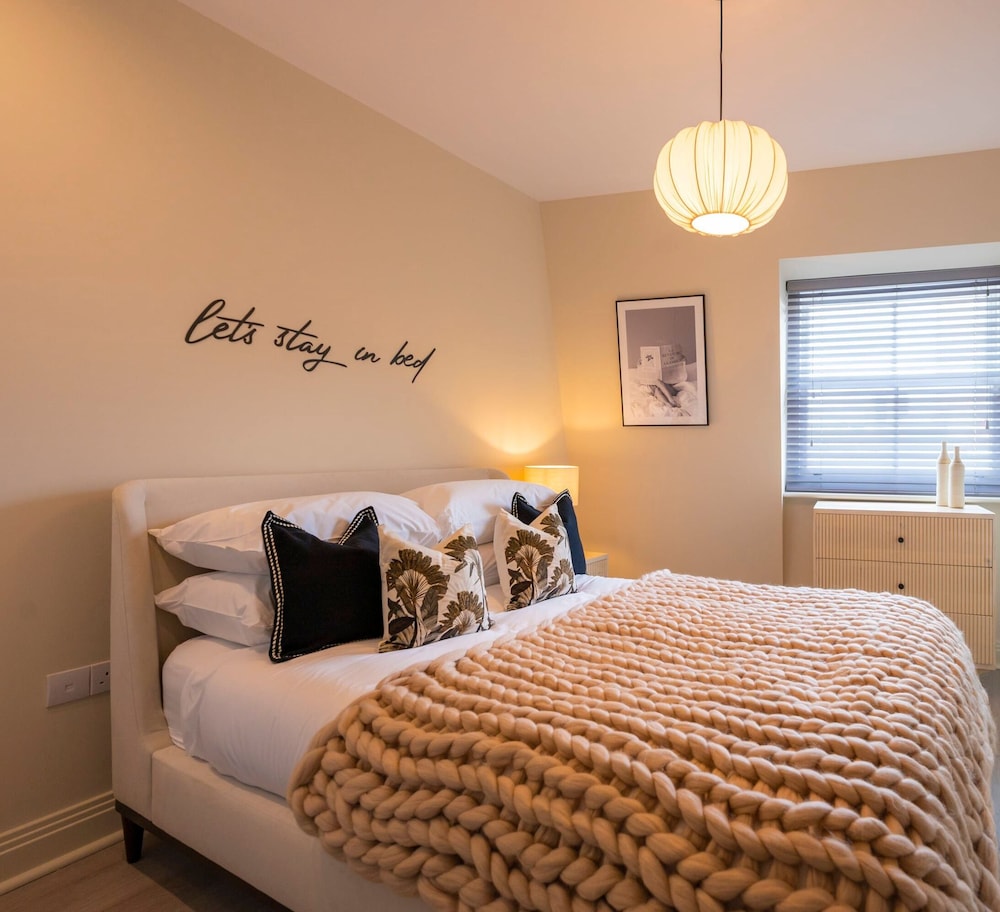 Super Vibrant 2 Bedroom With Parking view 5
