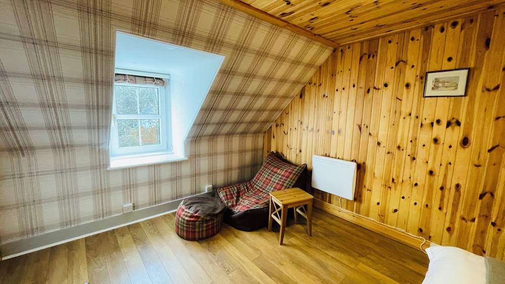 Traditional Highland Cottage Near Loch Ness-sleeps 6