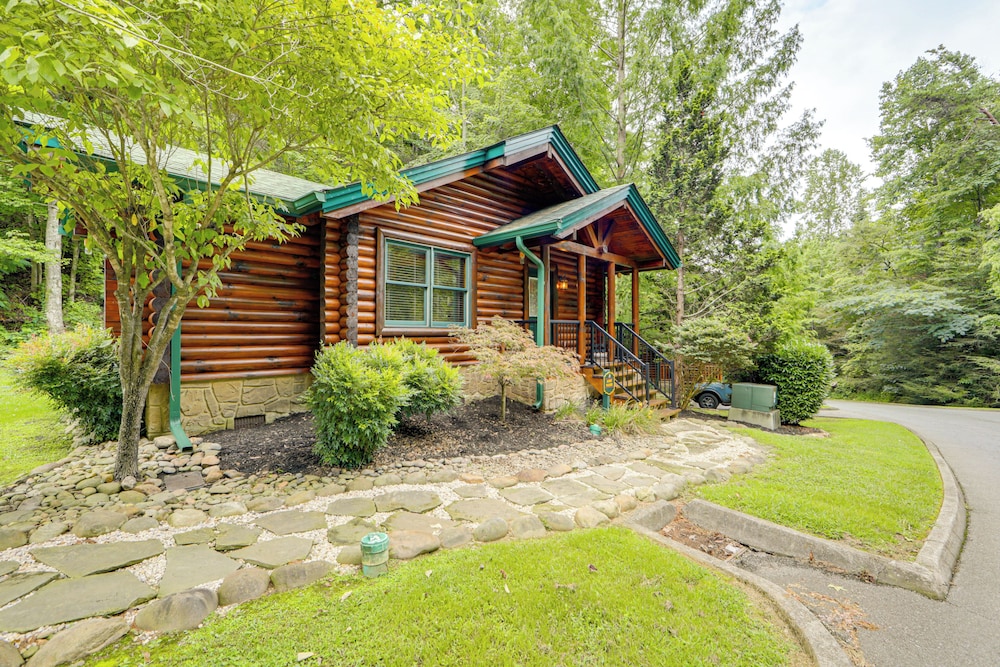 1 Mi to Dtwn Gatlinburg: Hot Tub Haven in Smokies!