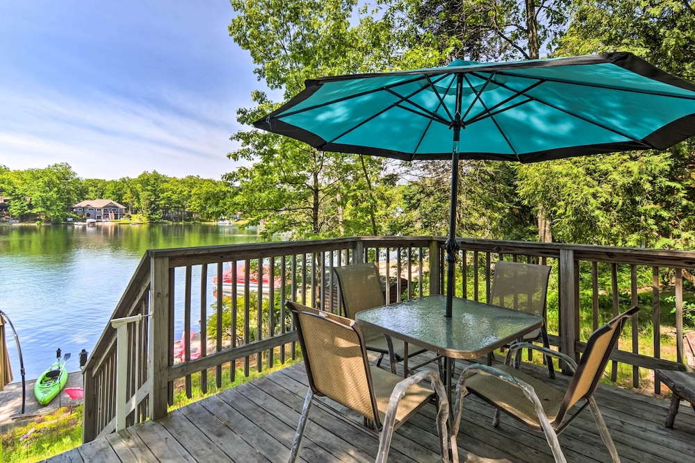 Northern Michigan Lake House w/ Boat Dock + Kayaks
