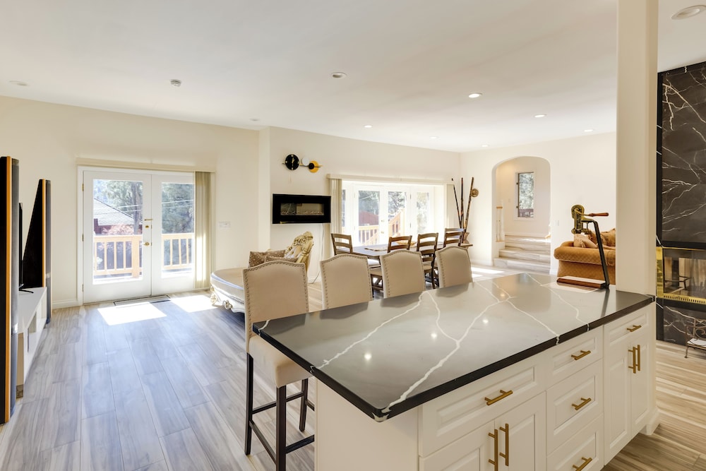 Game Room & Deck: Modern Frazier Park Home!