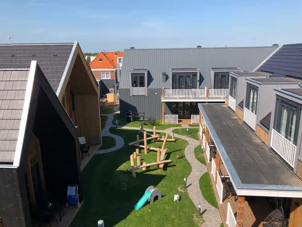 Beautiful Lodge Parallel to the Shopping Street