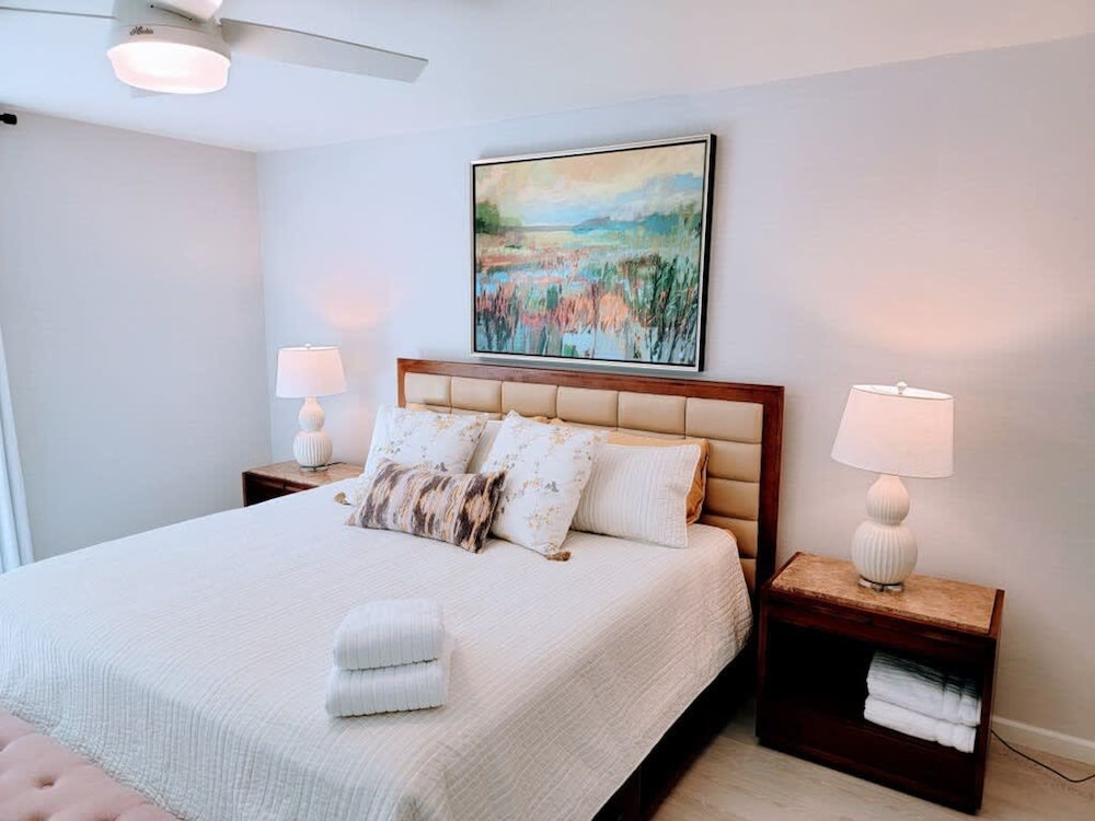 Charming Bayview - Downtown Condo With Pool