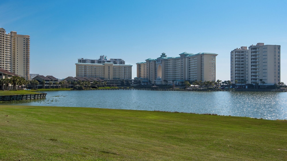 Sleeps 8 w/ Resort Pools, Tennis, Golf & Beach Access + Attraction Tickets!