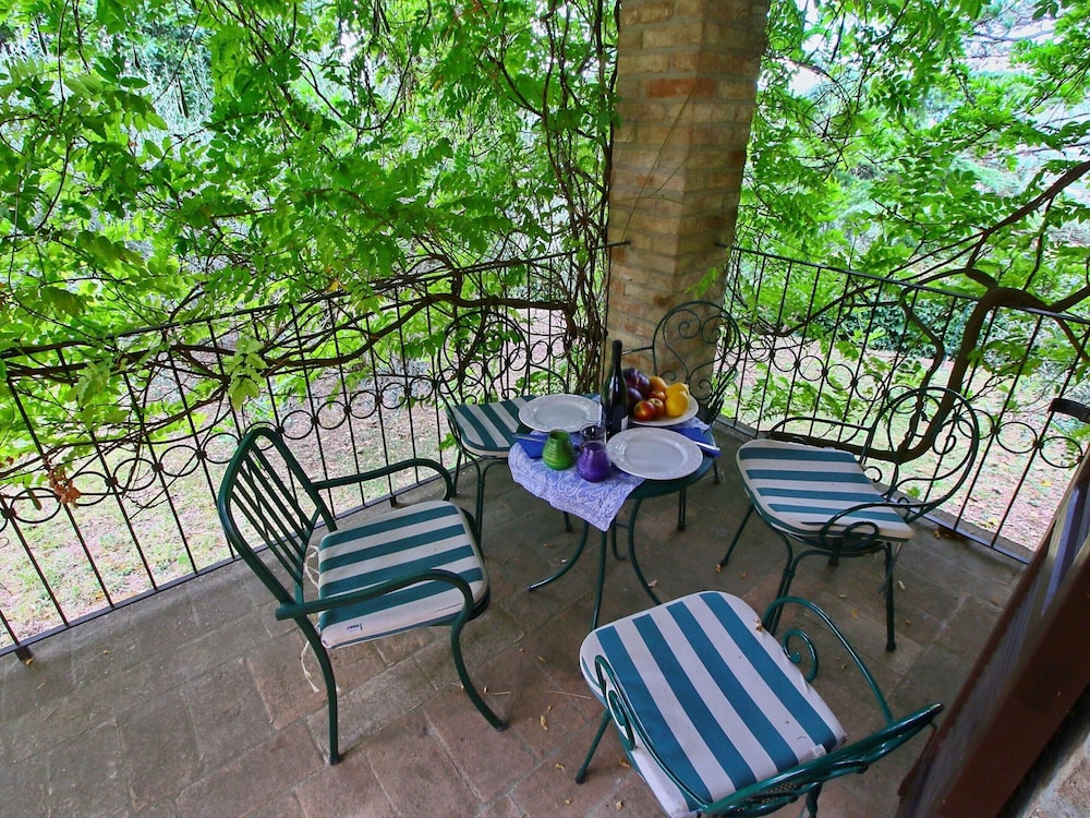 Farmhouse in Todi With Pool & Theater Nearby photo 3