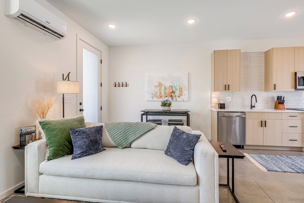 < 2 Mi to Dtwn: Modern Townhome in Knoxville