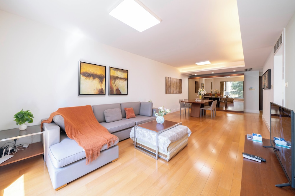 Tyms Cozy 2BR 1BA Apt Near Metro