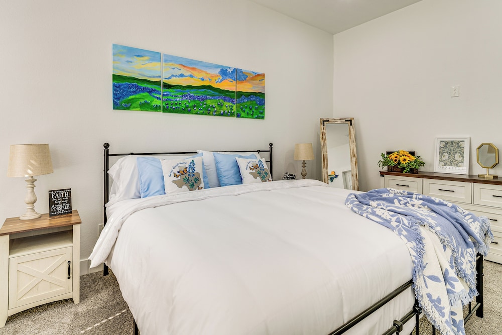 1 Mi to Dtwn Brenham! 'the Bell & Bloom Cottage'