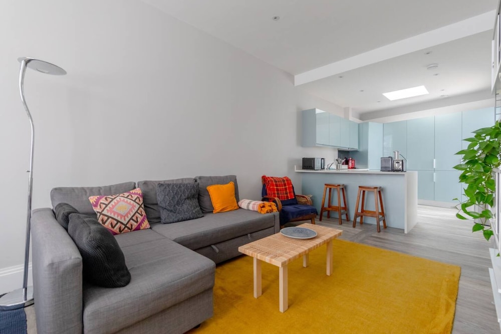 Chic & Spacious 2BD Flat -2 Mins to Baron's Court