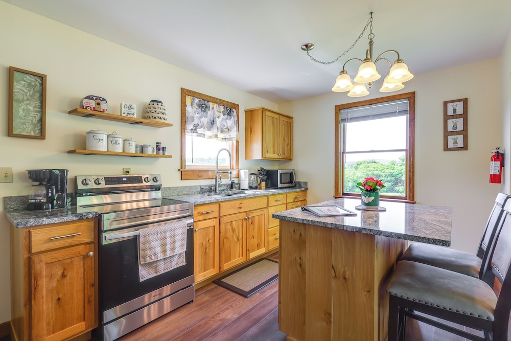 4 Mi to Dtwn Granville: Family Home w/ Deck!