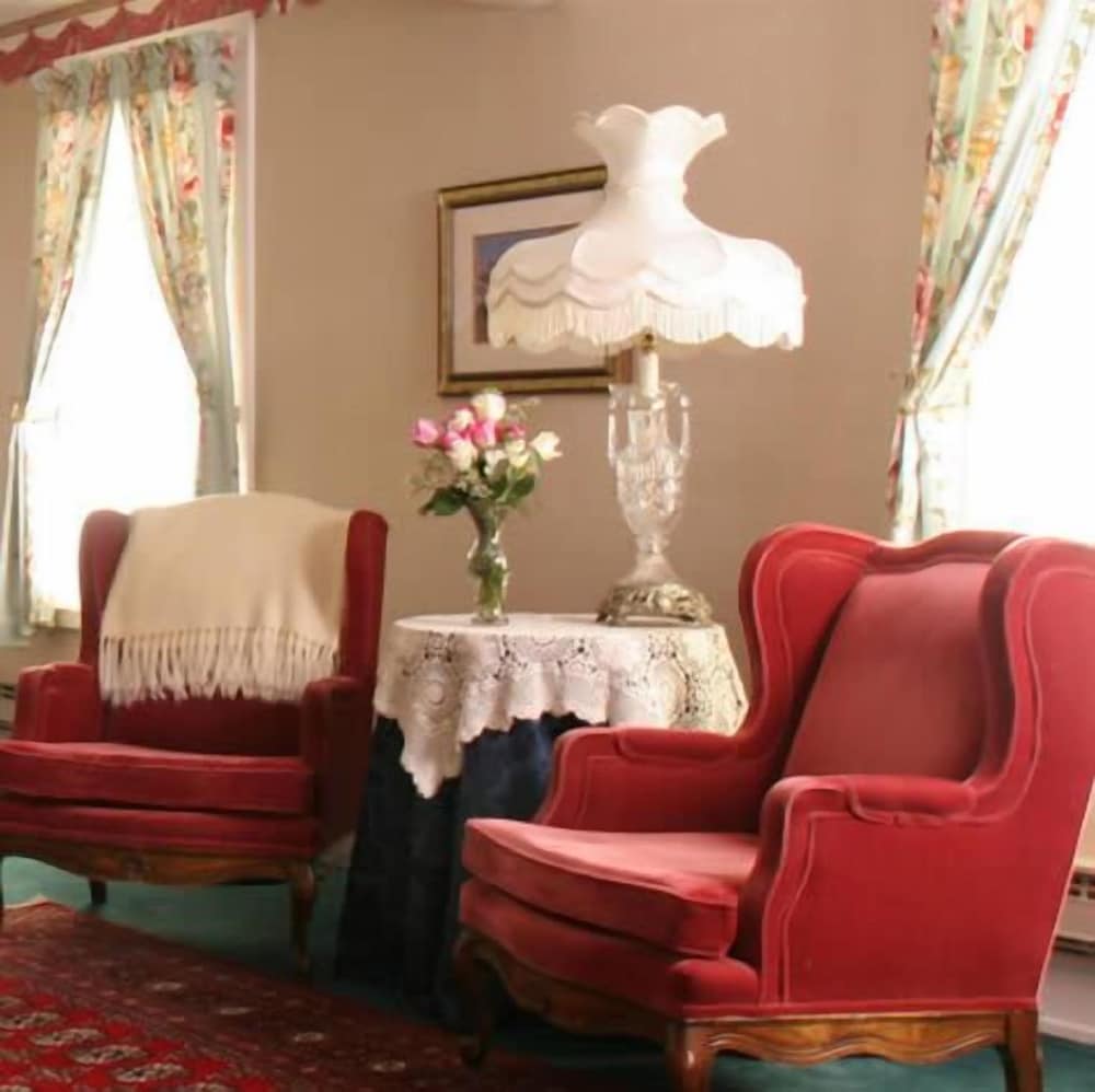 Crestmont Inn