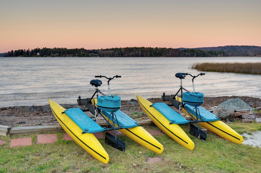 Lakeside Couple's Escape w/ Dock in Newport!
