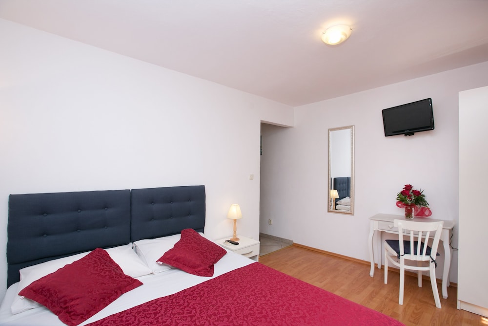 One Bedroom Apartment Nincevica street photo 2