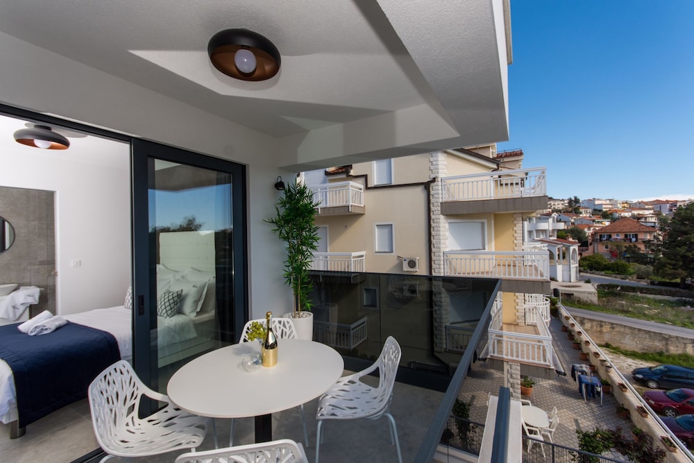 Luxury Apartments Royal M with Pool