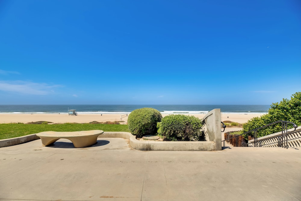 Sunny Manhattan Beach Apt w/ Vibrant Ocean Views view 3