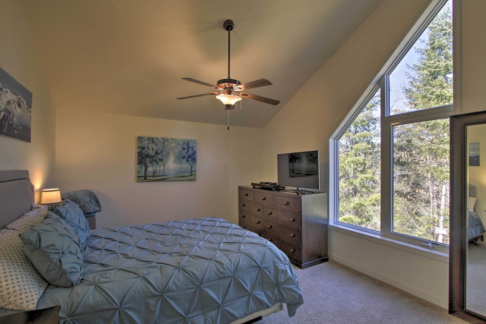 Hot Tub, Deck + Game Room: Port Angeles Home view 5