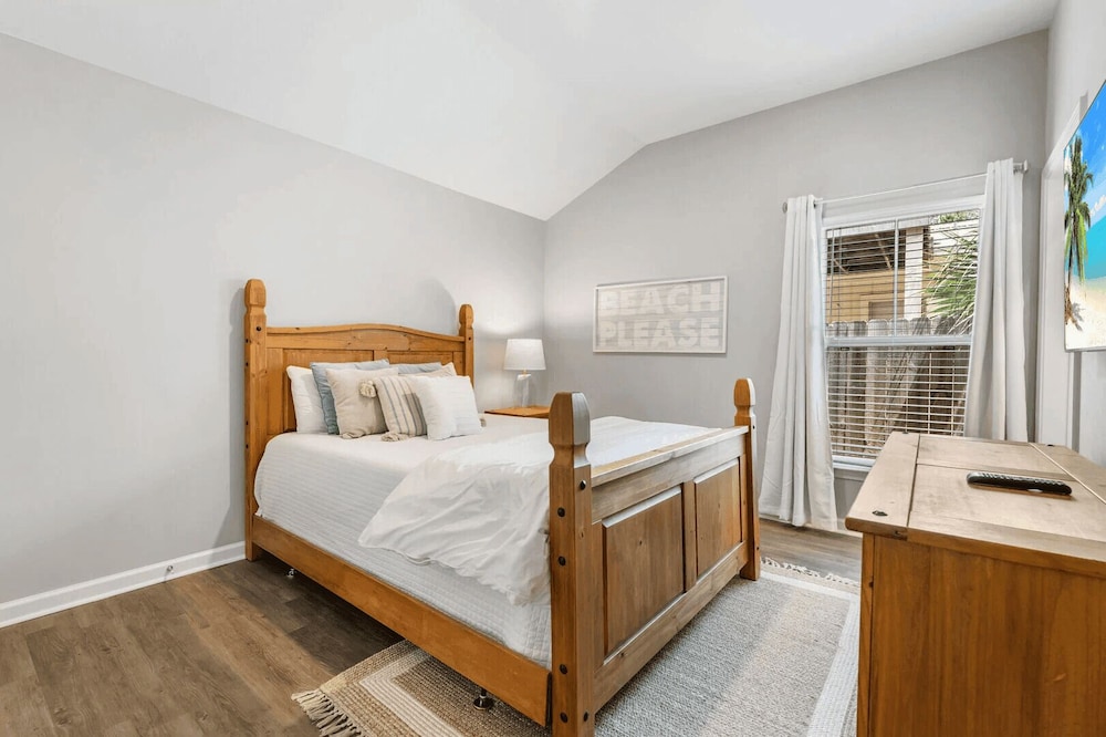 Ocean Oasis by Avantstay Block to Beach West Pcb, Pet-friendly
