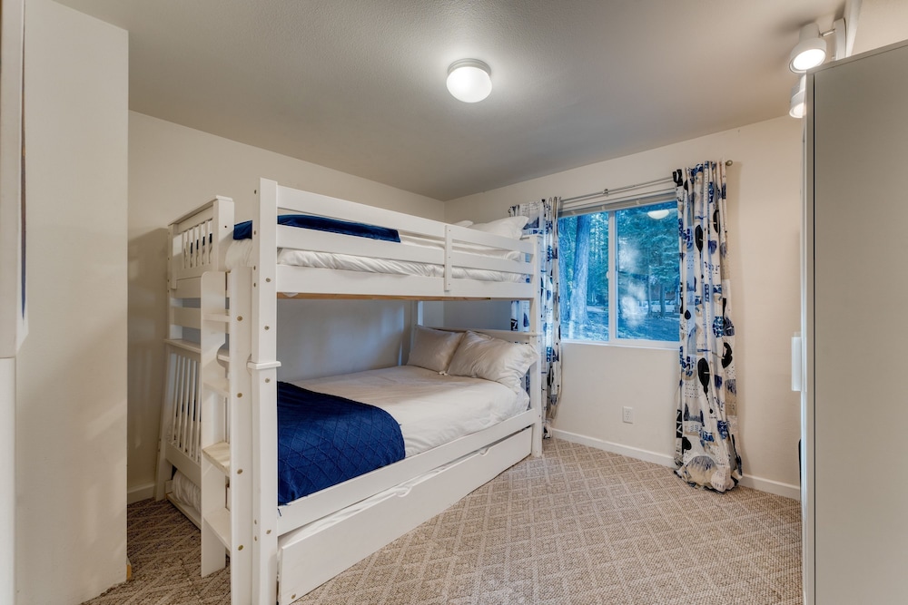 Golden Summit by Avantstay Stunning Secluded Cabin w Access to Tahoe Donner