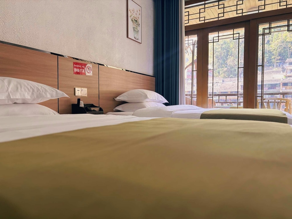 Fenghuang Oldtown Fuyuan Riverside Hotel