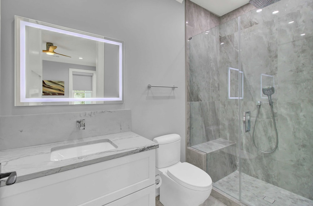 7 Beachwood East by Avantstay Steps to the Beach Ocean Views, Hot Tub, 7bdr