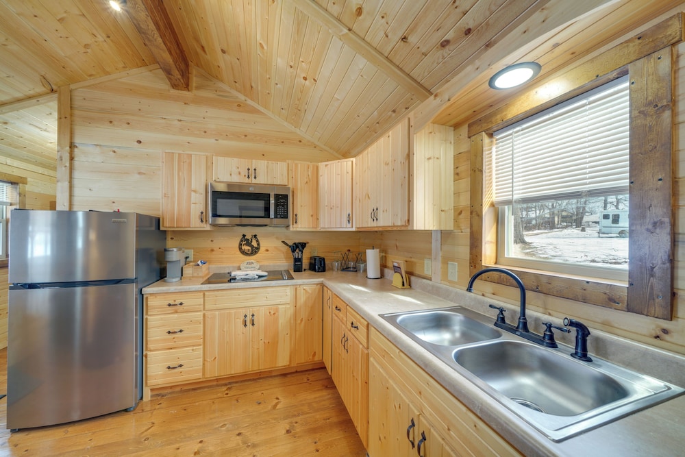 28 Mi to Downtown Louisville: Serene Farm Getaway