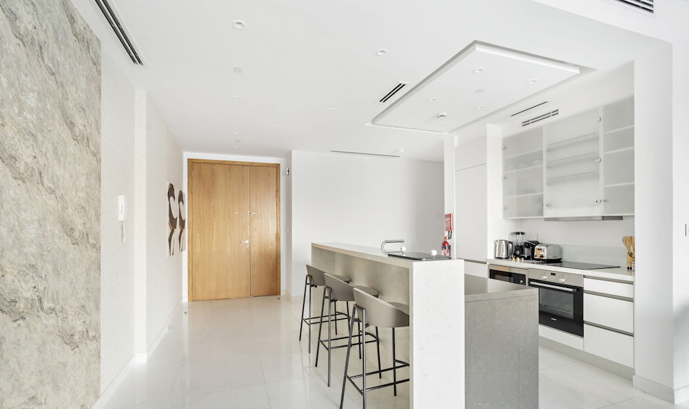 WelHome - Deluxe Apartment With Direct Access to the Beach