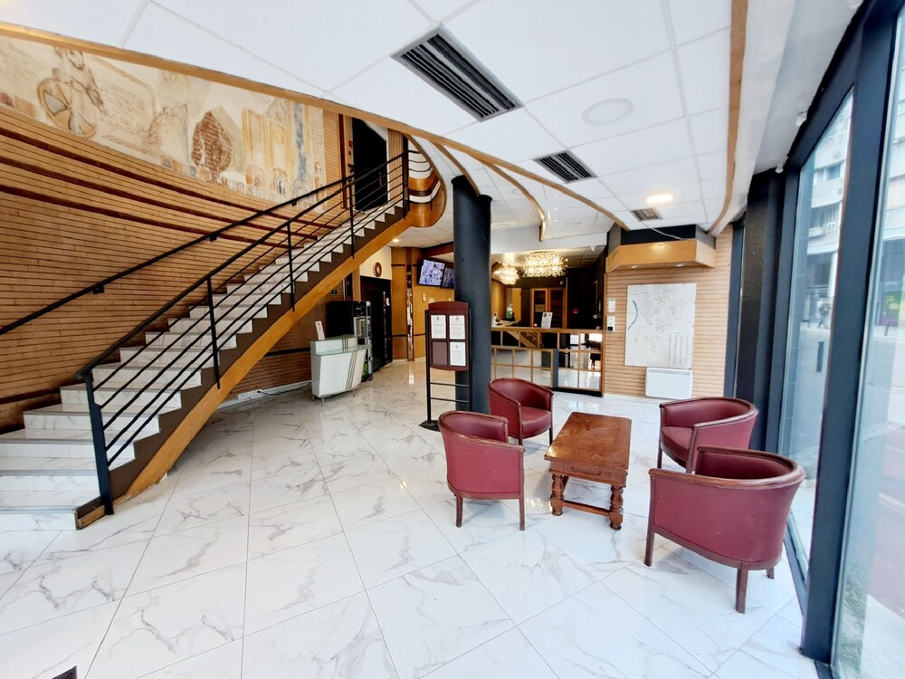 Saint-Denis Vacations - Crystal Hotel Saint Denis Basilique - Property Image 2