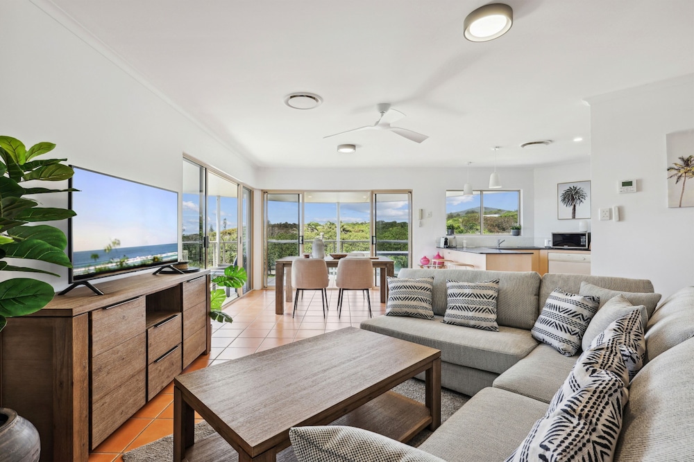 Oceanside Apartment With Views of Yaroomba Beach