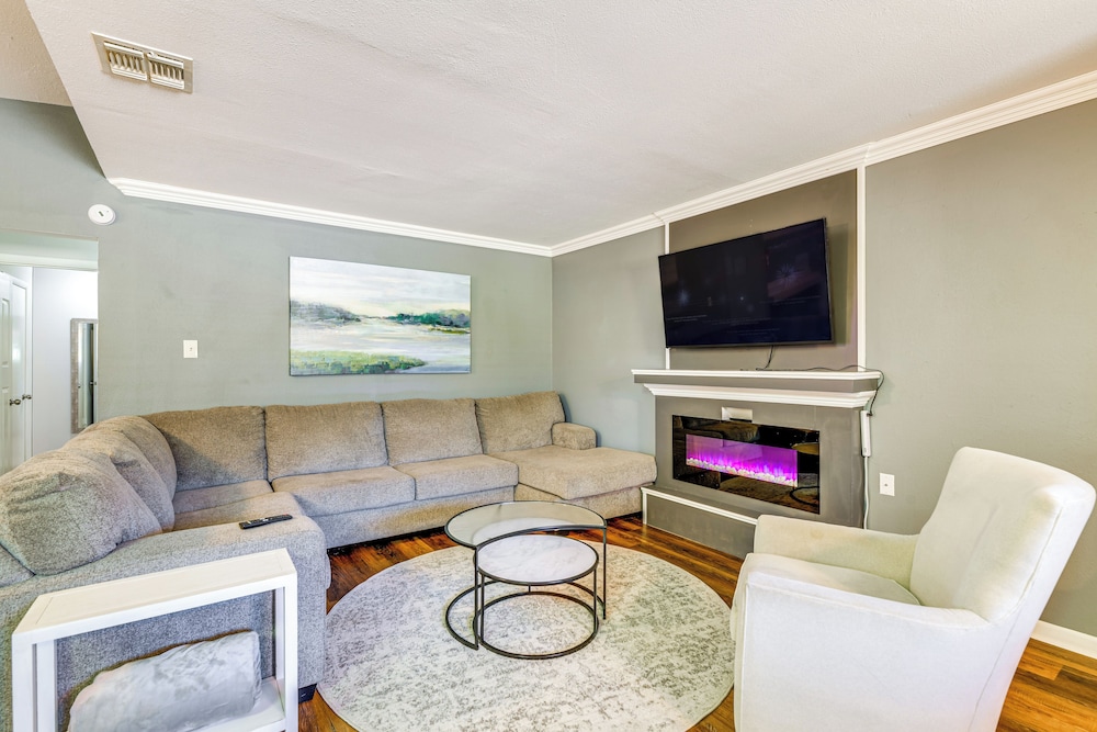 Game Room & Grill: Family Home in Corpus Christi!