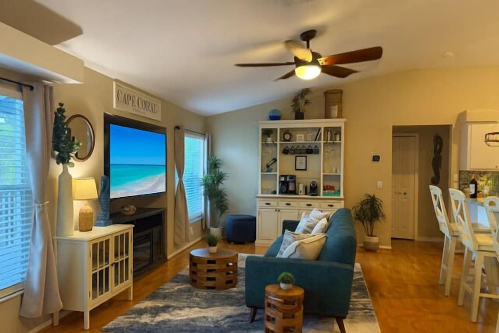 Seahorse Cove - Pool, Gulf Access & Tiki Bar 3 Bedroom Home