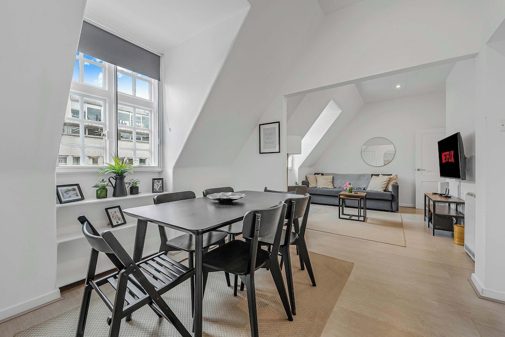 Mortimer s Mood - Fitzrovia - by Frankie Says