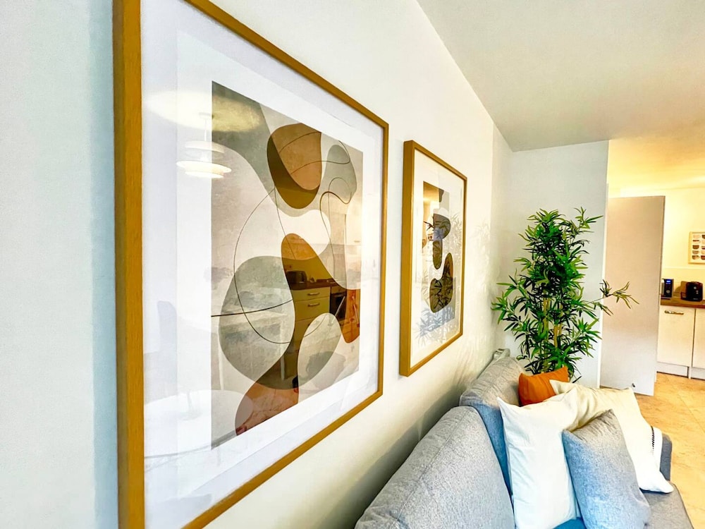 Lovely Flat in Kiln Close With Free Parking