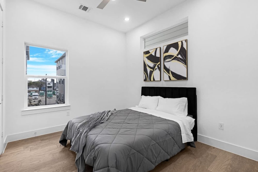 Perfect Houston Group Stay for 12 With 6 Beds 6 Baths