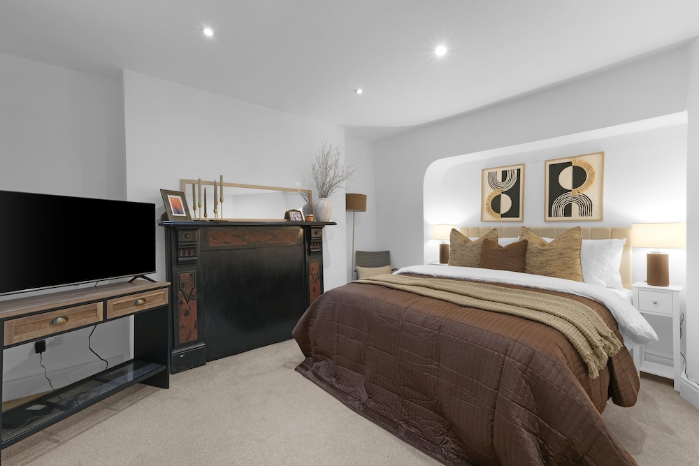 Luxury 3BR 2BA with Hot Tub and Garden