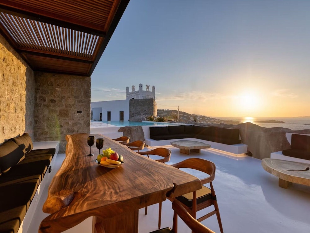 Soothing Holiday Home With Outdoor hot tub